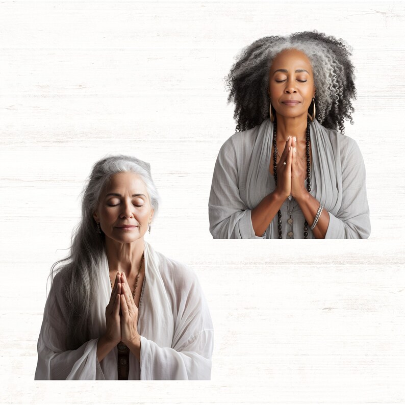 Puede incluir: Dos mujeres con cabello gris est&aacute;n meditando con los ojos cerrados. Ambas visten ropa blanca y tienen las manos juntas frente a ellas.