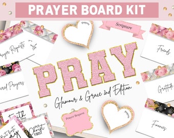 Puede incluir: Un kit de tablero de oración rosa y dorado con la palabra "PRAY" en letras grandes de color rosa con ribetes dorados. El kit incluye tarjetas para peticiones de oración, oraciones contestadas, amigos, gratitud, finanzas, escrituras y diezmos. El kit también incluye una tarjeta en forma de corazón para oraciones y una tarjeta para peticiones de oración.