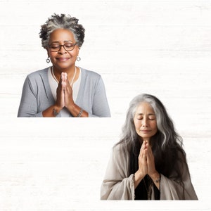 Puede incluir: Dos mujeres con cabello gris est&aacute;n rezando con las manos juntas. Ambas visten ropa informal y tienen los ojos cerrados.