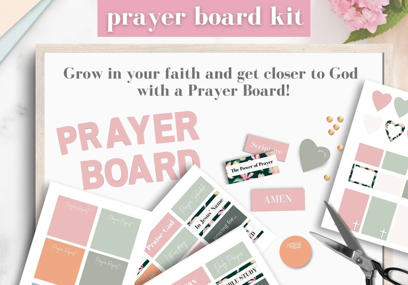 Może przedstawiać: Zestaw tablicy do modlitwy z r&oacute;żowymi i zielonymi kartami w kwiatowe wzory, białą tablicą z napisem "PRAYER BOARD" i złotymi pinezkami. Karty zawierają takie zwroty jak "Chwal Boga", "W imieniu Jezusa", "Modląc się za...", "Codzienna modlitwa" i "Studium Biblii".