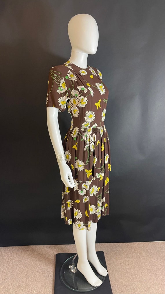 Stunning 1940s floral dress - image 4