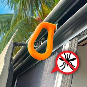 Peut inclure: Une poignée orange vif en forme de goutte d'eau fixée sur un rail métallique d'un auvent de véhicule. Une icône rouge circulaire représentant une silhouette de moustique noire barrée est placée sur le tissu en maille grise.