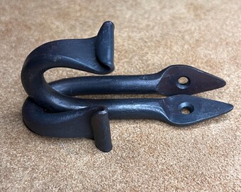 Iron Hooks – Set of 2 | Hand Forged, Rustic, Heavy Duty for Cast Iron Pots/Pans, Coats & Kitchen Storage. Scroll Type: Fishtail