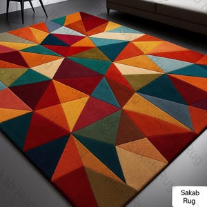 Könnte beinhalten: Ein farbenfroher geometrischer Teppich mit einem Muster aus Dreiecken in Rot-, Orange-, Gelb-, Grün- und Blautönen. Der Teppich ist rechteckig und scheint aus einem weichen Material zu bestehen, das für ein Wohn- oder Schlafzimmer geeignet ist.