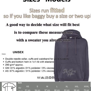 K&ouml;nnte beinhalten: Unisex-Hoodie in dunkelgrau mit einem schwarzen Logo, auf dem "BlMz Teler" steht. Der Hoodie hat eine Kapuze mit Kordelzug und eine K&auml;ngurutasche. Eine Gr&ouml;&szlig;entabelle zeigt die Ma&szlig;e in Zoll und Zentimetern f&uuml;r die Gr&ouml;&szlig;en XS bis XXXL.