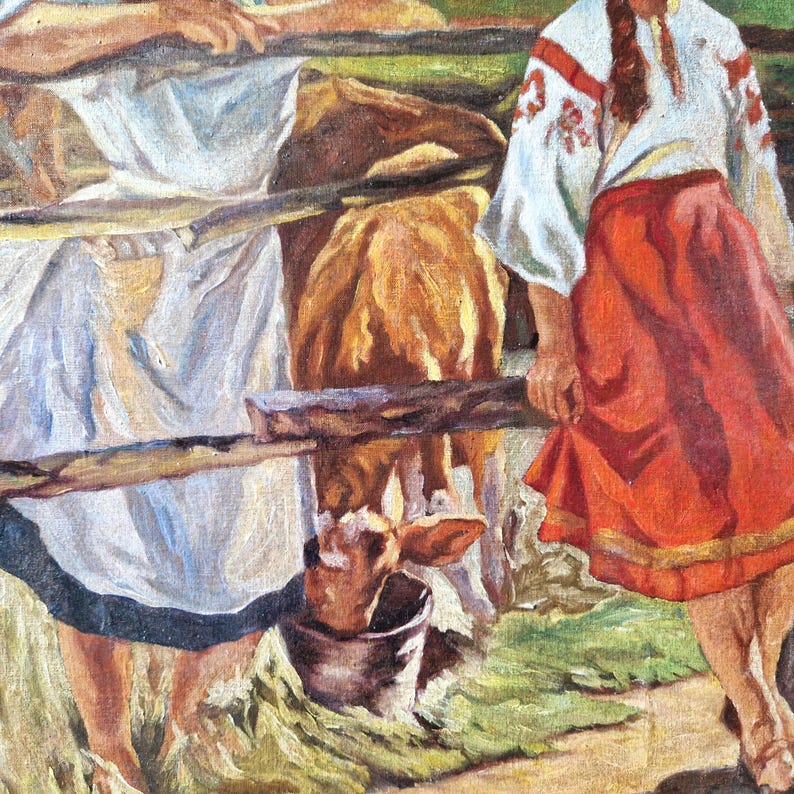 K&ouml;nnte beinhalten: Ein Gem&auml;lde, das zwei Frauen in traditioneller Kleidung zeigt, die in der N&auml;he einer braunen und wei&szlig;en Kuh stehen. Die Frauen tragen wei&szlig;e Blusen mit Stickereien und lange R&ouml;cke. Die Frau links tr&auml;gt einen blauen Rock und die Frau rechts einen roten Rock. Die Kuh steht in einem h&ouml;lzernen Gehege.