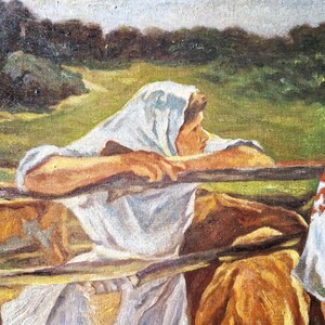 K&ouml;nnte beinhalten: Ein Gem&auml;lde einer Frau mit einem wei&szlig;en Kopftuch, die nach rechts schaut. Sie lehnt sich an ein Holzgel&auml;nder, im Hintergrund ein gr&uuml;nes Feld und B&auml;ume.
