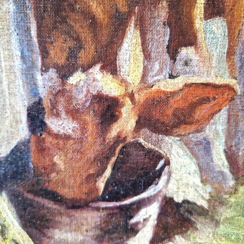 K&ouml;nnte beinhalten: Nahaufnahme einer braunen und gelben Blume in einem braunen Topf. Die Blume ist scharf, der Topf unscharf.