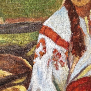 K&ouml;nnte beinhalten: Nahaufnahme einer wei&szlig;en bestickten Bluse mit roten und orangen Akzenten. Der Stoff hat eine strukturierte Oberfl&auml;che, was darauf hindeutet, dass er handbemalt oder gewebt ist.
