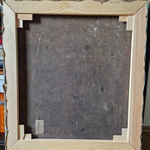 K&ouml;nnte beinhalten: Die R&uuml;ckseite eines gerahmten Leinwandgem&auml;ldes. Die Leinwand ist auf einen Holzrahmen gespannt und mit Heftklammern befestigt. Der Rahmen ist aus hellem Holz und hat ein schlichtes Design. Die Leinwand ist dunkelbraun und hat ein paar kleine Farbflecken.