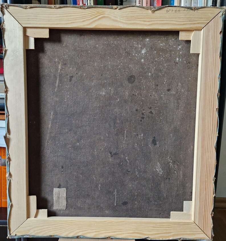 K&ouml;nnte beinhalten: Die R&uuml;ckseite eines gerahmten Leinwandgem&auml;ldes. Die Leinwand ist auf einen Holzrahmen gespannt und mit Heftklammern befestigt. Der Rahmen ist aus hellem Holz und hat ein schlichtes Design. Die Leinwand ist dunkelbraun und hat ein paar kleine Farbflecken.