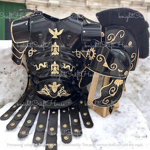 Op de afbeelding: Een zwart en gouden Romeinse legionairs-pantserset met een helm en borstplaat. De helm heeft een zwarte paardenhaar-kam en gouden accenten. De borstplaat heeft een verscheidenheid aan gouden accenten en ontwerpen.