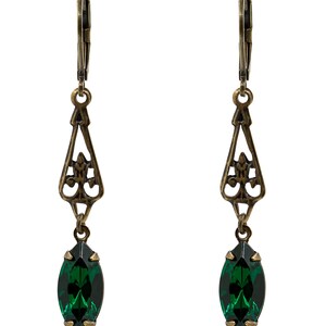 Pu&ograve; includere: Un paio di orecchini color ottone antico con una pietra preziosa verde smeraldo taglio marquise. Gli orecchini presentano un design traforato ornato e una chiusura a leva. Le pietre preziose sono lunghe circa 2,5 cm.