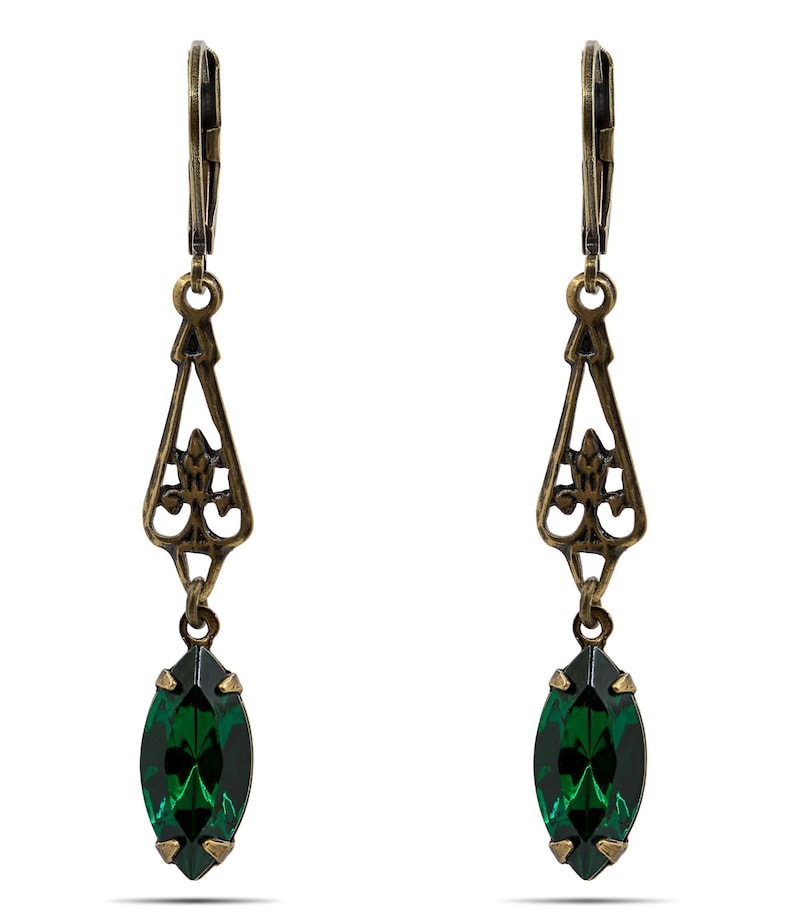 Pu&ograve; includere: Un paio di orecchini color ottone antico con una pietra preziosa verde smeraldo taglio marquise. Gli orecchini presentano un design traforato ornato e una chiusura a leva. Le pietre preziose sono lunghe circa 2,5 cm.