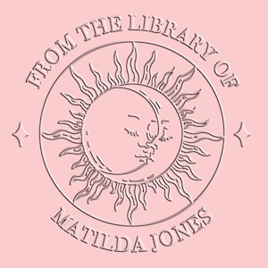 Découvrez plus de 25 designs distinctifs pour votre embosseuse de livres personnalisée : embellissez votre bibliothèque avec une impression unique, disponible en 5 teintes vives