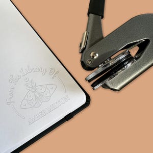 Best Seller dalla biblioteca di Book Embosser, Embosser dal design personalizzato, dalla biblioteca di, il libro appartiene a, design dell'ex libris Embosser