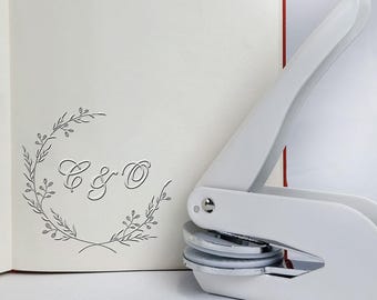 Timbro per goffratura di matrimoni: monogramma personalizzato con iniziali e data per inviti, buste, cancelleria e confezioni regalo
