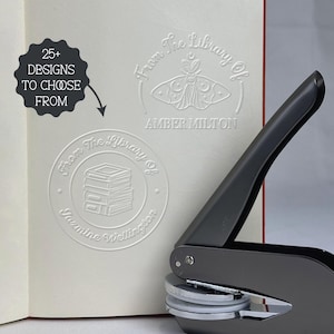 Meer dan 25+ ontwerpen om uit te kiezen voor je gepersonaliseerde boekembosser. Stempel al je boeken met deze boekembosser, 5 verschillende kleuren