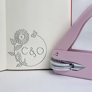 Elegante monogramma per matrimonio in rilievo – Iniziali e data personalizzate per inviti, buste, bomboniere e articoli di carta