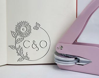 Elegante monogramma per matrimonio in rilievo: iniziali e data personalizzate per inviti, buste, bomboniere e articoli di carta