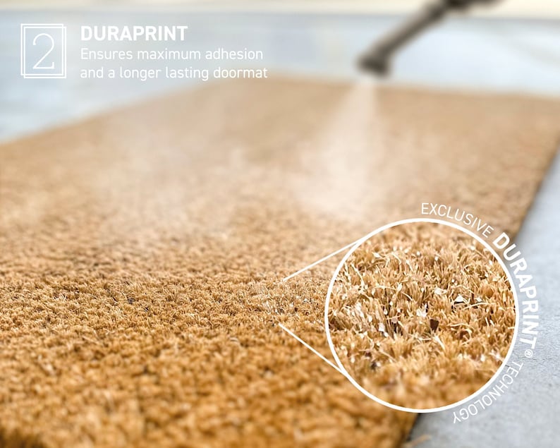 Puede incluir: Primer plano de una alfombra de bienvenida marr&oacute;n con un c&iacute;rculo blanco que resalta la textura de las fibras. El texto "EXCLUSIVE DURAPRINT TECHNOLOGY" es visible en el c&iacute;rculo. El texto "DURAPRINT Asegura una m&aacute;xima adhesi&oacute;n y una alfombra de bienvenida m&aacute;s duradera" es visible en la esquina superior izquierda de la imagen.