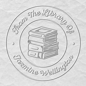 Op de afbeelding: Zwart-witte illustratie van een stapel boeken met de tekst "From The Library Of Jasmine Wellington" in een cirkel rond de boeken.