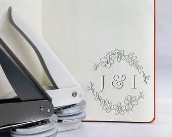 Timbro in rilievo per monogrammi di nozze di lusso: iniziali personalizzate e timbro data per eleganti inviti, bomboniere e biglietti di ringraziamento