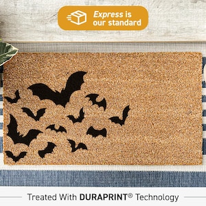 Peut inclure: Un paillasson rectangulaire en fibre de coco beige orné d'un motif de silhouettes de chauves-souris noires dispersées sur le côté gauche. Le tapis présente une texture fibreuse naturelle et la technologie DURAPRINT pour un design contrasté.