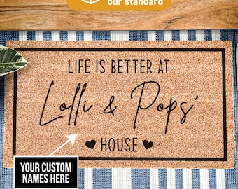 Życie jest lepsze w Lolli & Pops' House Spersonalizowana wycieraczka, prezent dla dziadków, wycieraczka dla dziadków z niestandardowymi imionami, prezent dla babci i dziadka