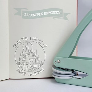 Grabador de sellos mágicos de mago, personalizado para invitaciones, cartas místicas y marca, con temática de mago de fantasía.