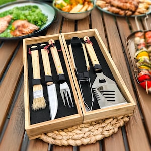 Ensemble d'outils de barbecue et boîte personnalisés en bambou, Étui à ustensiles de barbecue gravé personnalisé, Grill Master, Cadeau pour lui, Papa, Pinces de barbecue personnalisées, Noël