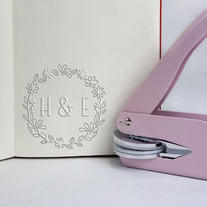 Elegante monogramma per matrimonio in rilievo – Iniziali e data personalizzate per inviti, buste, bomboniere e articoli di carta