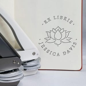 Ex Libris personalisierte Buchprägung - Wählen Sie aus 5 Farben, individuelles Geschenk für Freunde, einzigartiger Buchstempel mit Geschenkbeutel inklusive