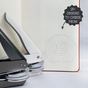 Personalizowana wytłaczarka do książek – ponad 25 wzorów i 5 opcji kolorystycznych do stemplowania Twojej biblioteki! Różowe, zielone, różowe, złote, czarno-białe wytłaczarki