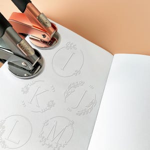 Sello con inicial en relieve, sello con monograma y letra personal, sello con relieve personalizado para bodas y coronas, placa con relieve personalizada para regalos