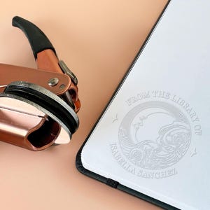 Timbro goffratore per libri personalizzato con design della luna zodiacale, timbro goffratore grafico personalizzato, timbro per libri personalizzabile, timbro goffratore con design personalizzato, cancelleria goffrata