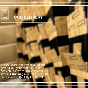 Op de afbeelding: Een close-up van een stapel kartonnen dozen met de tekst "2 OUR DELIVERY" in een wit kader. De tekst eronder luidt: "Het is geen geheim dat we er allemaal voor zorgen dat je je mat zo snel mogelijk krijgt. Daarom zijn we er trots op om expressverzending aan te bieden tegen een lage prijs voor al onze vrienden in het VK, de EU en de VS."
