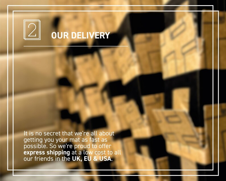 Op de afbeelding: Een close-up van een stapel kartonnen dozen met de tekst "2 OUR DELIVERY" in een wit kader. De tekst eronder luidt: "Het is geen geheim dat we er allemaal voor zorgen dat je je mat zo snel mogelijk krijgt. Daarom zijn we er trots op om expressverzending aan te bieden tegen een lage prijs voor al onze vrienden in het VK, de EU en de VS."