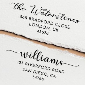 Può includere: Un timbro di indirizzo di ritorno in bianco e nero con il testo "the Waterstones 568 BRADFORD CLOSE LONDON, UK 45678" e "williams 123 RIVERFORD ROAD SAN DIEGO, CA 34788".