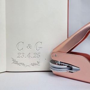Goffratura monogramma matrimonio romantico – Iniziali e data personalizzate per inviti, buste e articoli di carta per occasioni speciali