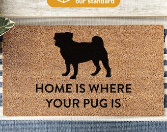 Könnte beinhalten: Eine rechteckige, hellbraune Fußmatte aus Kokosfaser mit einer schwarzen Silhouette eines Mopses in der Mitte. Unter dem Hund steht der Text "HOME IS WHERE YOUR PUG IS" in fetten, schwarzen Großbuchstaben. Die Matte hat eine strukturierte Oberfläche.