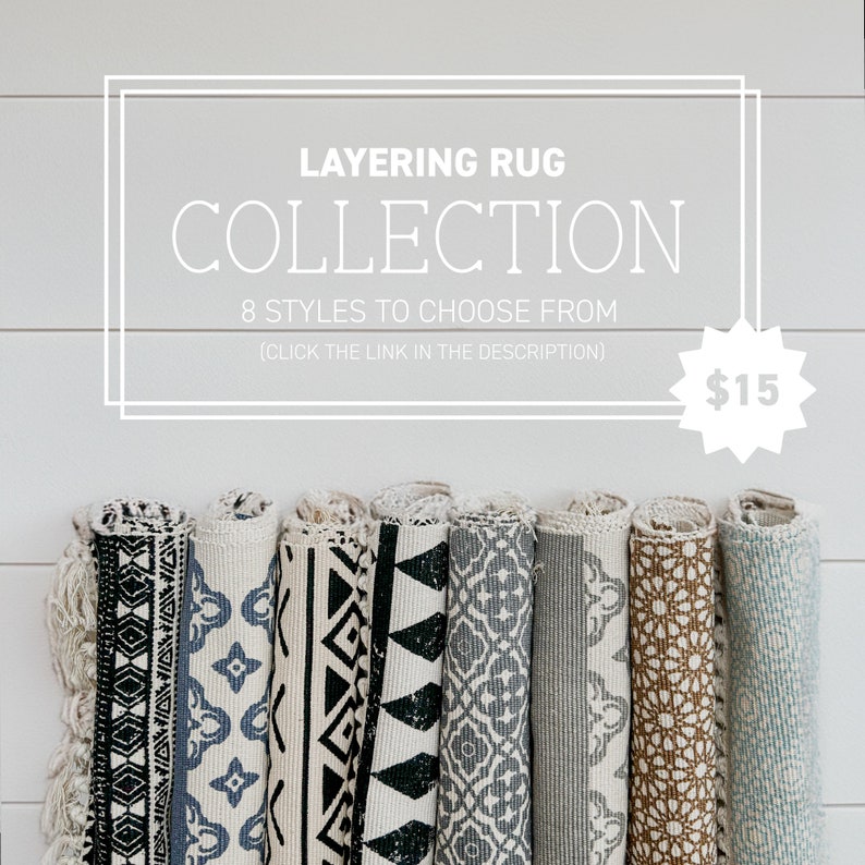 Puede incluir: Una colecci&oacute;n de ocho alfombras enrolladas con varios patrones geom&eacute;tricos en negro, blanco y azul. Las alfombras se muestran sobre un fondo de madera blanca. El texto "LAYERING RUG COLLECTION 8 STYLES TO CHOOSE FROM (CLICK THE LINK IN THE DESCRIPTION) $15" se muestra sobre las alfombras.