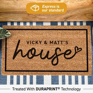 a door mat with the words vicky and matt's house on it