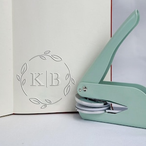 Gravador de casamento personalizado para casais – iniciais personalizadas e carimbo de data para convites, cartões, envelopes e presentes especiais