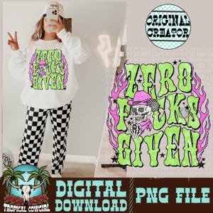 Puede incluir: Sudadera blanca con un diseño gráfico que dice "Zero Fucks Given" en verde y rosa, con una calavera con sombrero de vaquero. El diseño está rodeado de llamas. La imagen también muestra pantalones a cuadros blancos y negros.