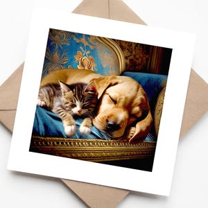 Chiot labrador doré et chaton tigré argenté à rayures rayées allongés ensemble sur un canapé bleu - Carte de voeux vierge faite main pour les amoureux des chiens et des chats