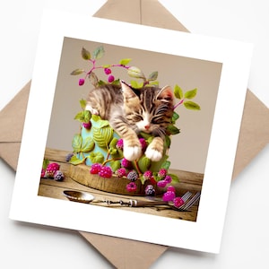 Joli chaton tigré en dessin animé dormant dans un gâteau d'anniversaire aux fraises - Carte de voeux faite main pour les amoureux des chats