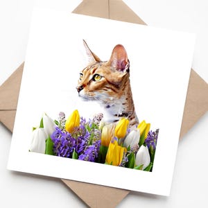 Carte de voeux aquarelle chat Mau égyptien avec fleurs jaunes et violettes – Carte d'anniversaire faite main pour les amoureux des chats