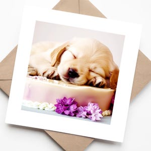 Chiot labrador doré endormi sur un gâteau rose avec des fleurs - Carte de voeux faite main pour les amoureux des chiens