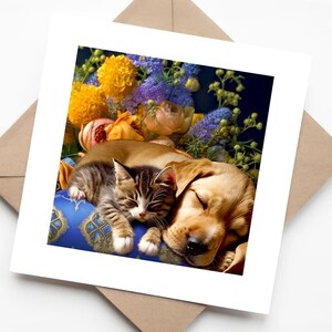 Chiot labrador retriever doré et chaton tigré rayé dormant sur fond floral bleu - carte de voeux faite main pour les amoureux des animaux
